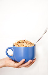 taza de cerales en mano