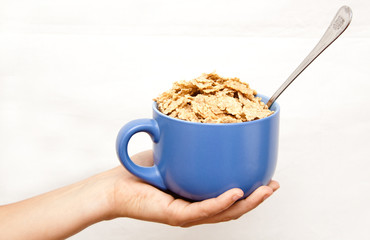 taza de cerales en mano