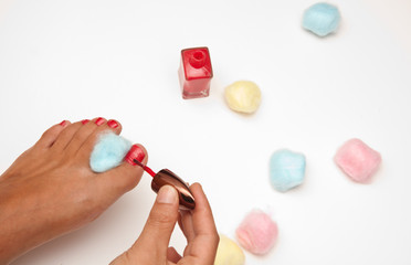 mujer pintando uñas de los pies