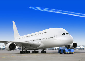 Fototapeta na wymiar duży samolot pasażerski na lotnisku