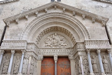 église saint-trophime 13