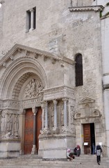 Fototapeta na wymiar église saint-trophime 12