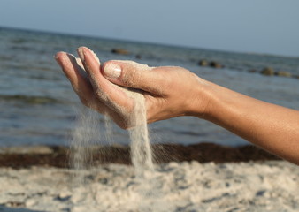 piasek na dłoni