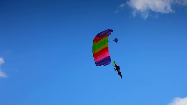 Fying on a parachute and alight on ground