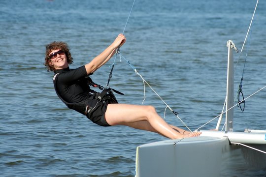 Jeune femme sur catamaran