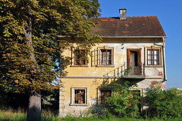 Fototapeta na wymiar stary zniszczony dom