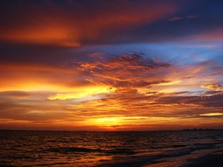 Fototapeta premium Sunset over the Ocean