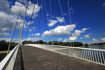ponte moderno nel parco di Osijek, croazia