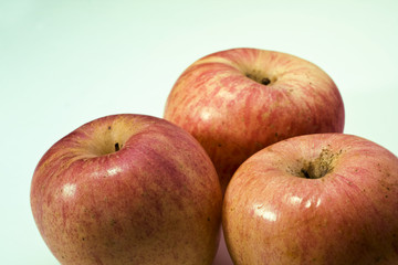 red apples