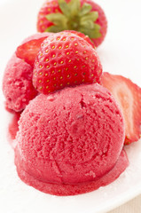 Erdbeer Eis mit Erdbeeren