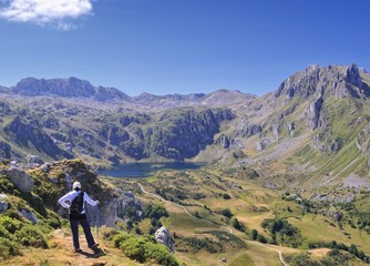 montañera en el Lago del Valle,Somiedo,Asturias,España
