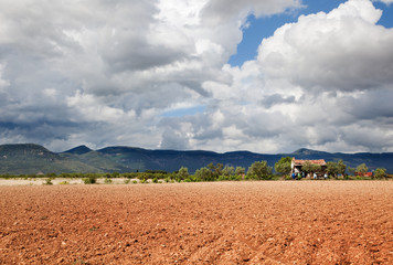 Fototapeta na wymiar paisaje rural con campo labrado