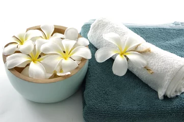 Rolgordijnen Bowl of frangipani and blue towel © Mee Ting