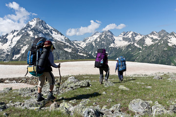 Naklejka premium Three backpacer girls in high mountain.