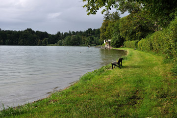 Fototapeta na wymiar ścieżka dla pieszych wzdłuż jeziora Kochelsee