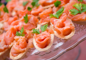 Tartlet  with salmon  .