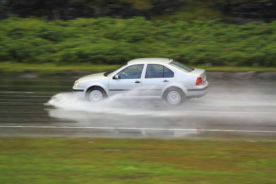 driving in rainstorm © Vadimone