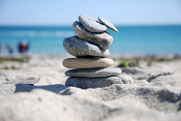 Steinturm mit Menschen und Meer