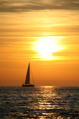 Obraz na płótnie Canvas sunset with sailboat