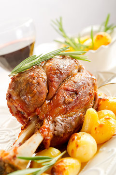 shank with potatoes - stinco con patate