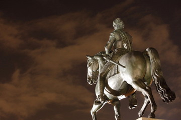 statue