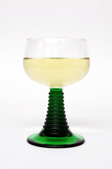 Wei&szlig;wein im Glas auf wei&szlig;em Untergrund