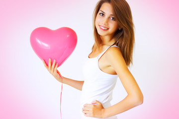 Obraz na płótnie Canvas smiling girl holding a large decorative heart
