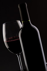 glas of red wine and bottle