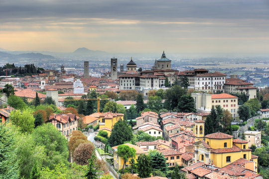panoramica di citt&agrave; alta zoom