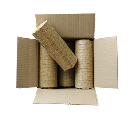 Karton voll Holzbriketts