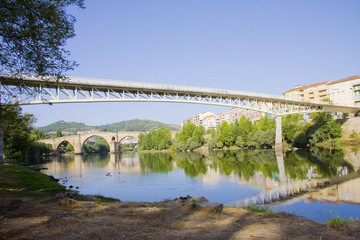 Fototapeta premium puente sobre el rio miño, orense, galicia, españa