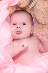 nourrisson de un mois qui tire la langue