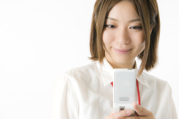 メールする女性社員