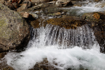 Fließendes Alpenwasser