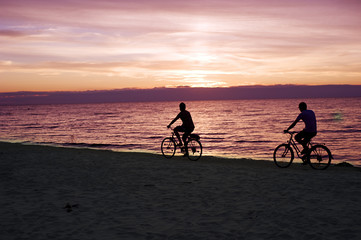 Fototapeta premium Bicyclists on the beach