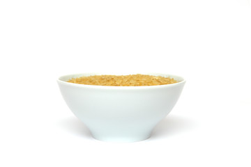 Schale mit Reis isoliert auf weißem Untergrund