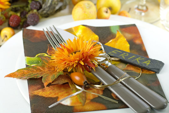 Herbstlich gedeckter Tisch