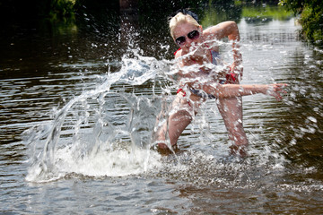Junge Frau spritzt mit Wasser 898