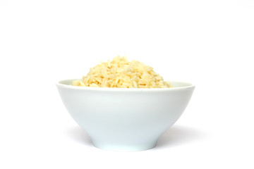 Schale mit gekochtem Reis isoliert auf weißem Untergrund