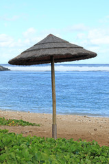parasol de paille sur plage déserte, Saint-Pierre, Réunion