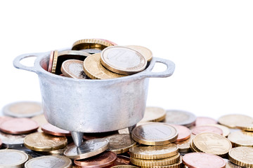 Chaudron rempli de pièces sur tas de pièces d'euro