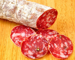 Salame affettato su tagliere di legno