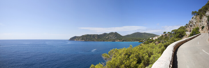 Fototapeta na wymiar panoramiczny widok z drogi i szerokiej błękitne morze