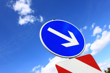 Verkehrszeichen in Deutschland "Hinterniss Umfahren".