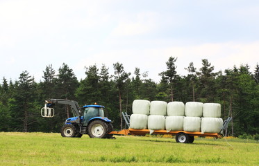 Obraz premium Agriculture - Loading Hay Bales