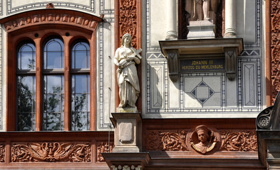 Madonna mit Kreuz Uni Rostock