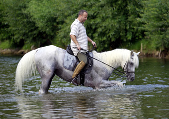 Ein Mann reitet auf einem Pferd