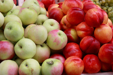 Fototapeta na wymiar fresh apples and nectarines on market