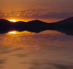 reflet couché soleil montagne colline lac étang oiseau  tranqu