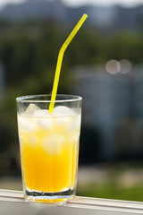 glass of orange juice with ice